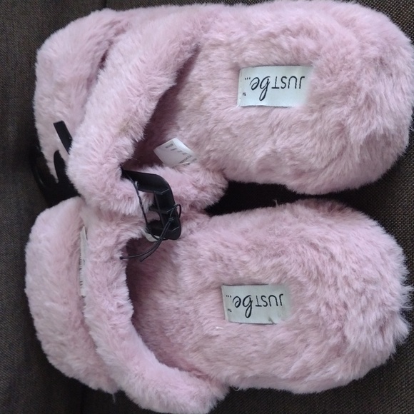Pink fuzzy soft slippers new - Picture 2 of 4